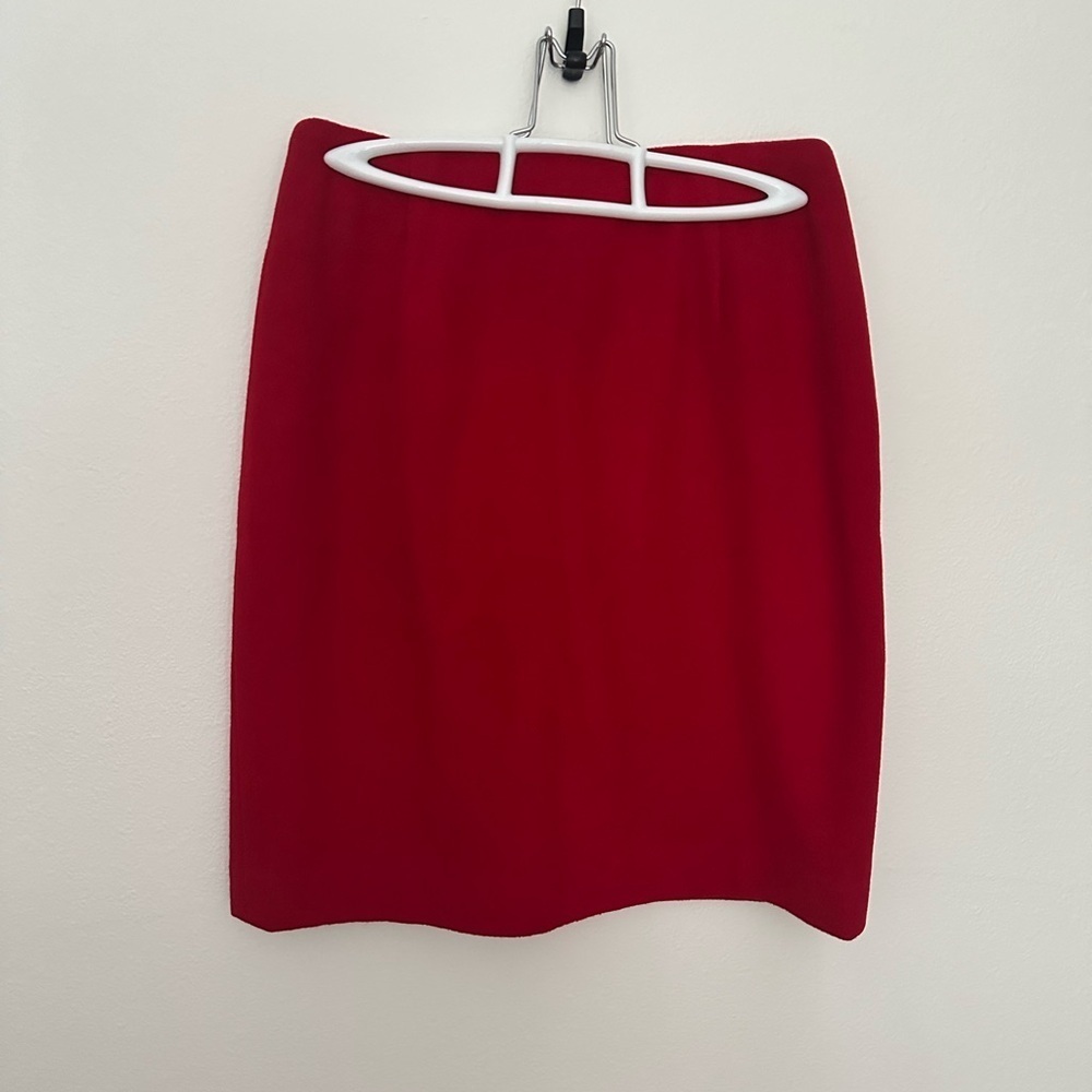 Saks Fifth Avenue Elegant Red Women's pencil Skirt size 6 with flaw